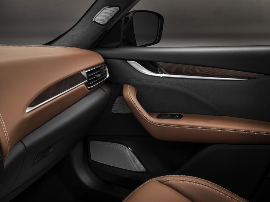 Интерьер Maserati Levante S Q4 GranLusso 2018 года  (фото 1 из 66)